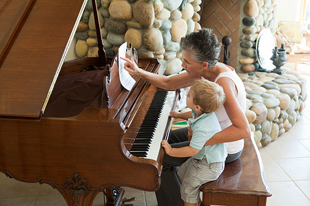 祖母和孙子弹钢琴