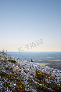 攀登岩石陡峭山峰的小径跑步者芬兰拉普兰