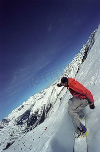 山水人摄影照片_在滑雪板上活动的男性