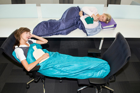 睡在办公室里的商界女性