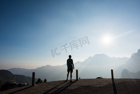 逃生演习摄影照片_意大利帕索·马尼瓦仰望群山的人的后视线
