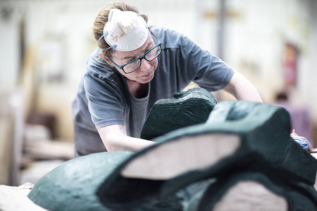 女铸造工在青铜铸造厂完成青铜雕塑