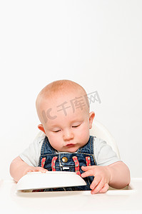 一个婴儿在玩他的食物碗