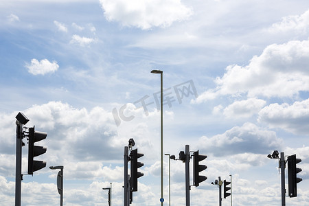 路灯控制摄影照片_路灯和路牌之间的交通灯英国威尔特郡斯温登