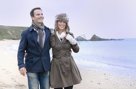 门德尔松摄影照片_英国德文郡瑟尔斯通海滩上散步的一对中年夫妇