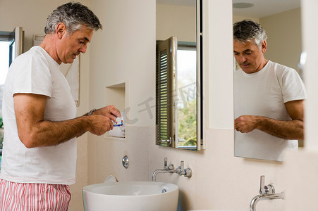 家居洗手间摄影照片_一名即将刷牙的男子