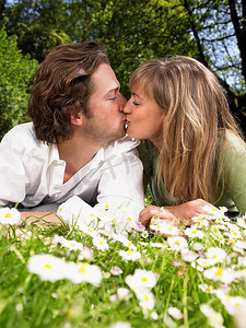 亲嘴视频摄影照片_躺在草地上亲吻的情侣