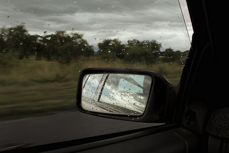 雨滴落在汽车后视镜上