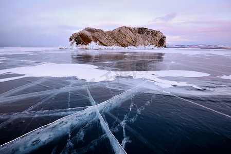 景色山水摄影照片_俄罗斯西伯利亚奥尔洪岛的贝加尔湖博尔加达干岛和冰冻的景色