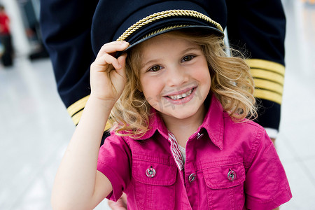 政府狮子摄影照片_戴着机长帽子的年轻女孩