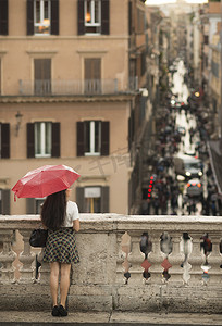 意大利罗马西班牙台阶撑着伞等待的年轻女子