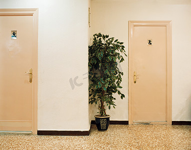 洗手间牌摄影照片_女士们和男士洗手间