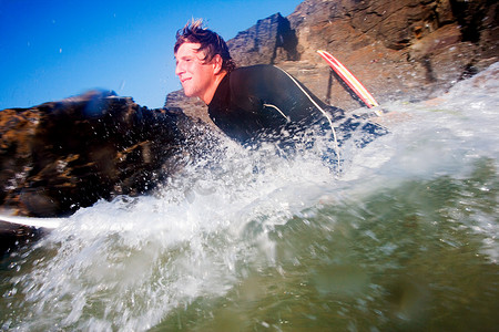 一名男子在水花溅起的冲浪板上