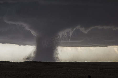 在科罗拉多州一个辅助漏斗试图在围绕这场尘土飞扬的龙卷风旋转时降落