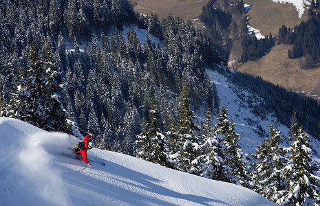 测速仪摄影照片_一名男子从雪山斜坡上滑雪