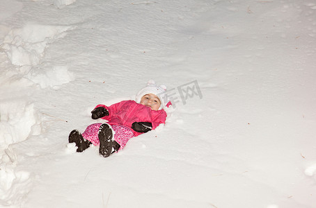 女孩躺在厚厚的积雪中
