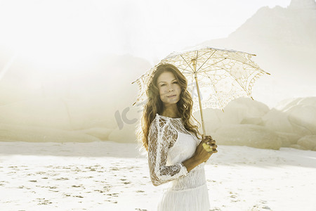 南非开普敦阳光明媚的海滩上美女撑着阳伞的肖像