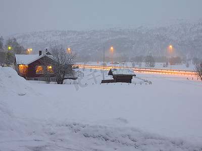 路灯详情摄影照片_雪中​​温馨的小木屋