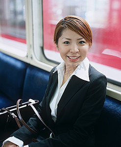 日本通勤摄影照片_通勤的年轻女子