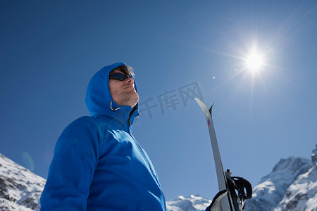 冬季穿越野滑雪的男子