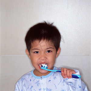 室内家居摄影照片_一个刷牙的男孩