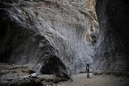 太空旅行者摄影照片_加州死亡谷国家公园大理石峡谷岩层探险徒步旅行者