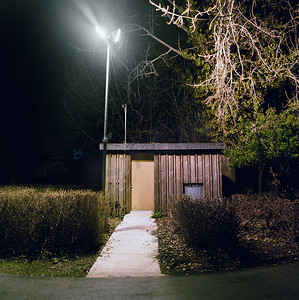 动物园入口摄影照片_夜间的小屋