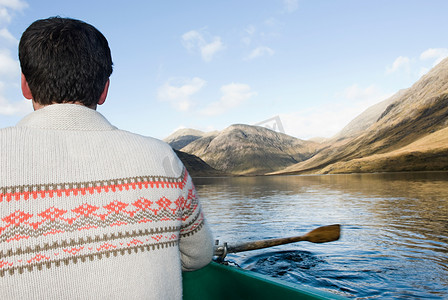 山水人摄影照片_在湖上划船的男子