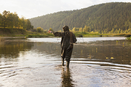 俄罗斯斯维尔德洛夫斯克地区村一名中年男子在河里钓鱼