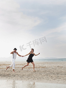 在海滩上奔跑的情侣
