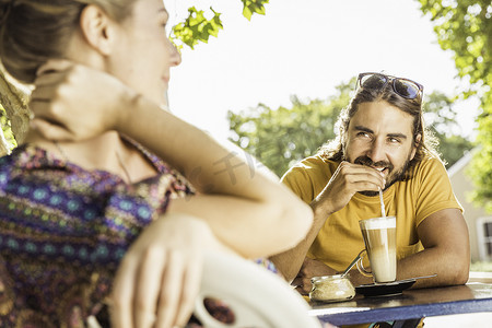 年轻夫妇在路边咖啡馆喝咖啡南非