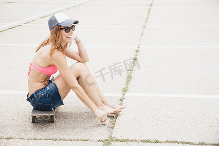 坐在滑板上的中年妇女大笑