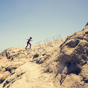 埃及红海赫尔加达一个小男孩在爬沙丘