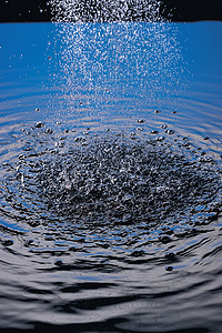 水滴符号摄影照片_水滴和气泡