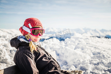高山滑雪运动员摄影照片_奥地利蒂罗尔女滑雪运动员基茨比厄尔的肖像