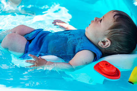 夏日快乐的男婴在充气泳池里玩耍