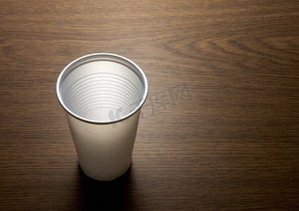 桌子上的塑料杯