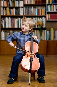 玩大提琴的男孩