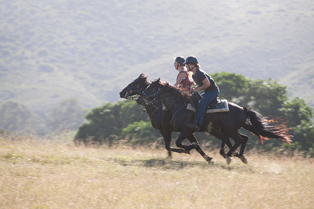 微妙摄影照片_一对夫妇在乡村景观中骑马