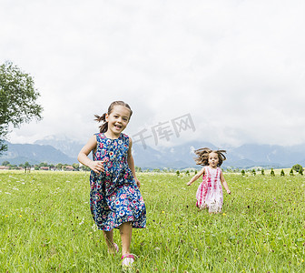 美在自然中摄影照片_在田野中奔跑的女孩富森巴伐利亚德国