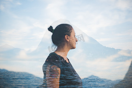 双重曝光的中年妇女望向瑞士卢加诺湖