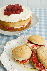 下午茶甜点和水果摄影照片_烤饼和海绵蛋糕
