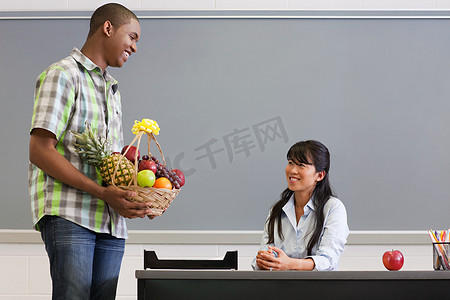 男高中生给老师一篮子水果