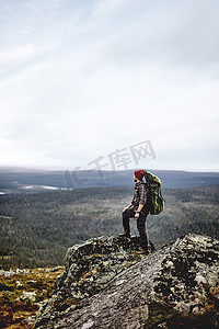 游戏风景摄影照片_徒步旅行者在悬崖顶欣赏风景基米奥图里芬兰拉普兰
