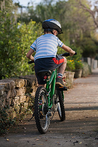 男孩在路边骑自行车
