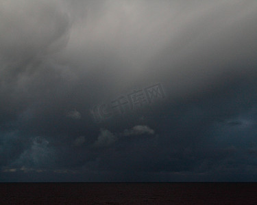 海上暴风雨摄影照片_海上暴风雨般的天空