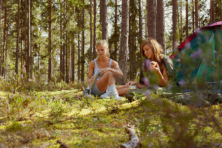 坐在森林露营地的妇女
