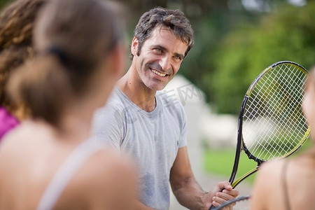 网球教练为学生示范