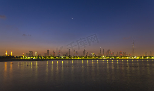 对称摄影照片_迪拜市中心晚上的朱美拉海滩阿联酋