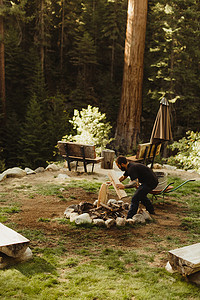 雪中篝火摄影照片_美国加利福尼亚州红杉国家公园矿泉王年轻人建筑篝火